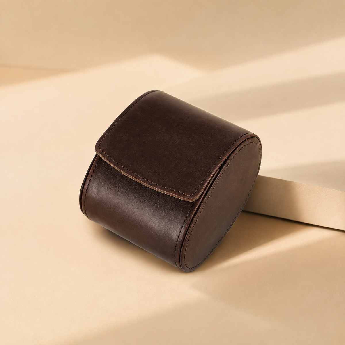 Étui à montre en cuir marron fermé