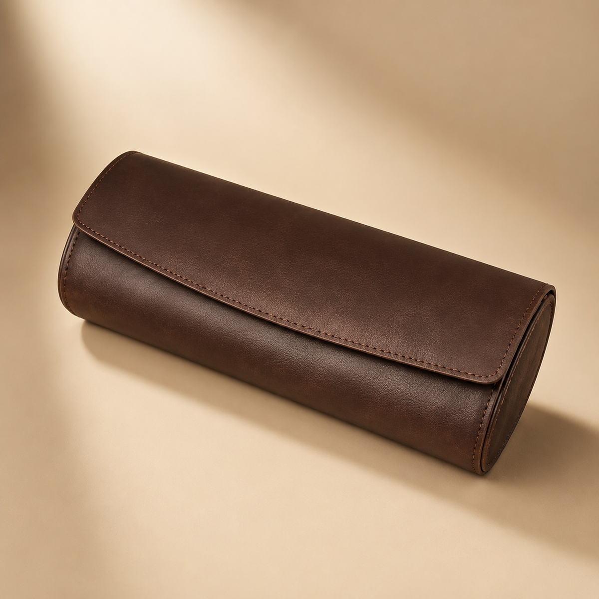 Étui de voyage à montres en cuir nubuck huilé marron, fermé avec rabat clipsé