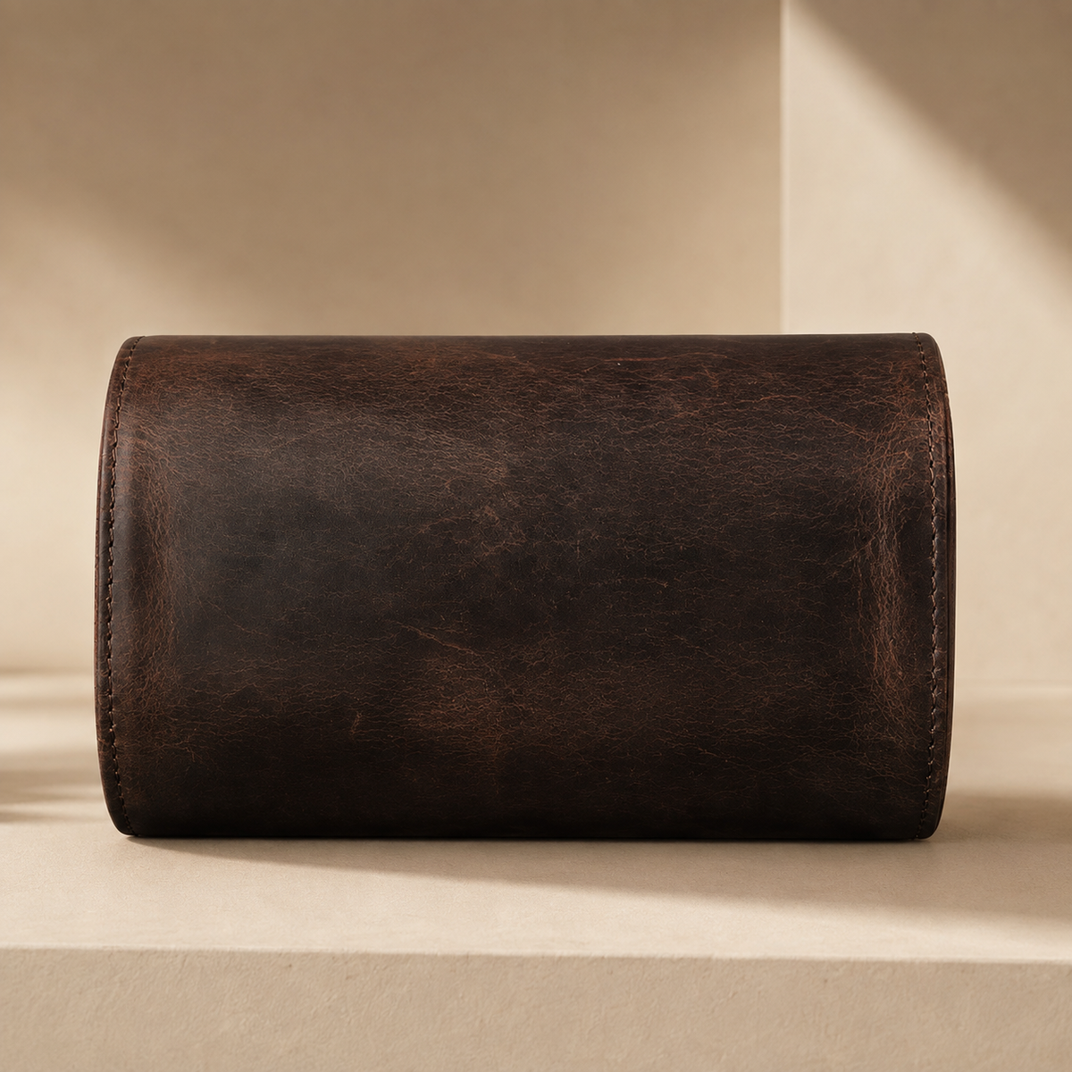 Étui à montres en cuir marron fermé, autre angle