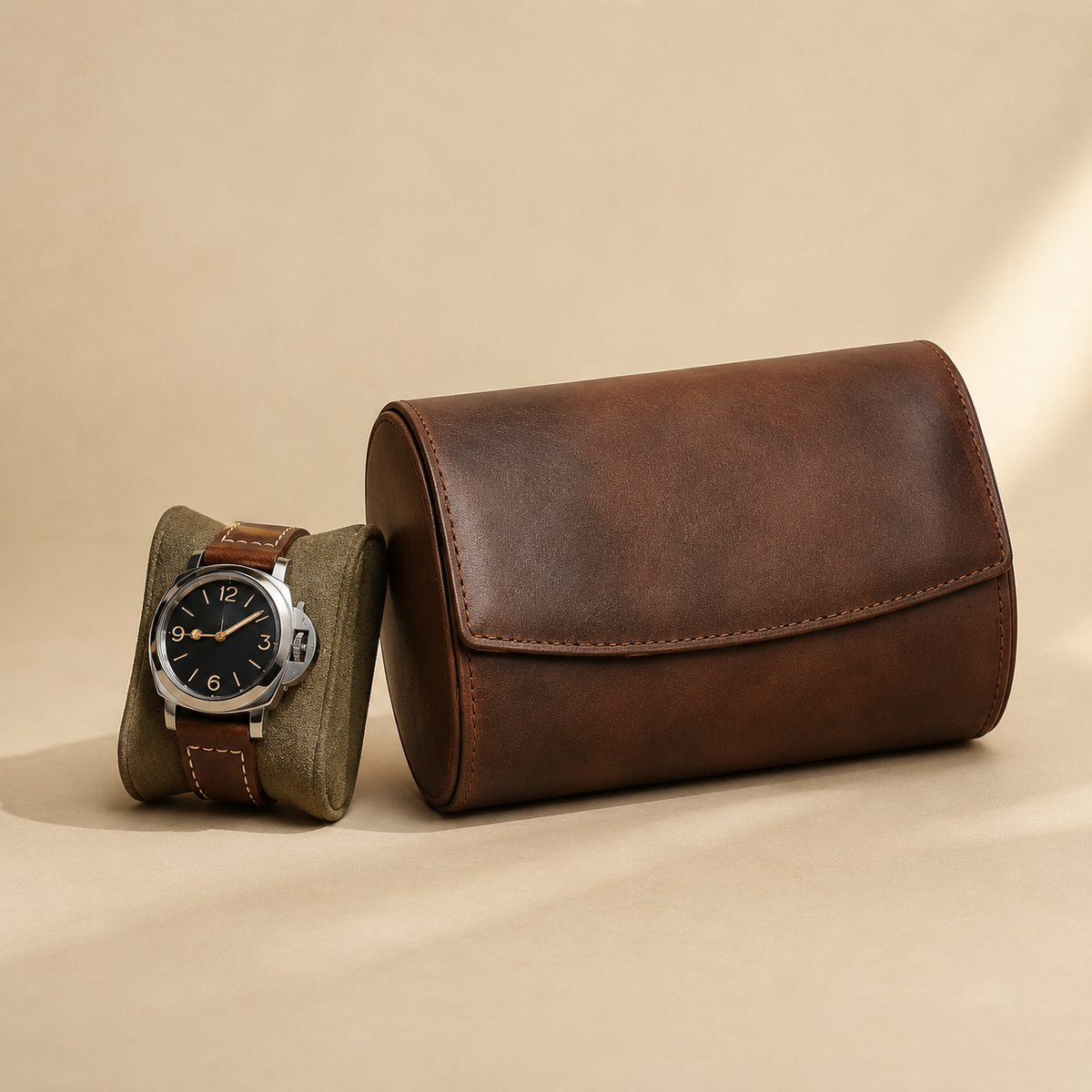 Étui à montres en cuir marron fermé, avec une montre posée sur coussin devant
