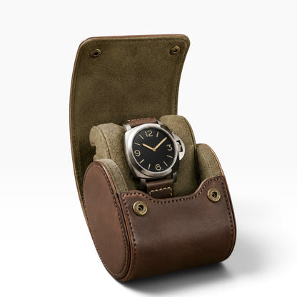 Étui à montre de voyage en cuir marron ouvert avec 1 montre, intérieur kaki