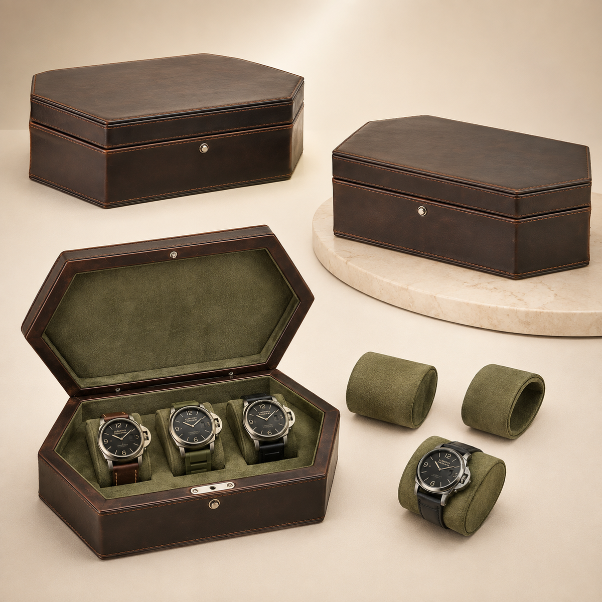 Boîte à montres en cuir marron, fermée et ouverte avec 3 montres et coussins amovibles