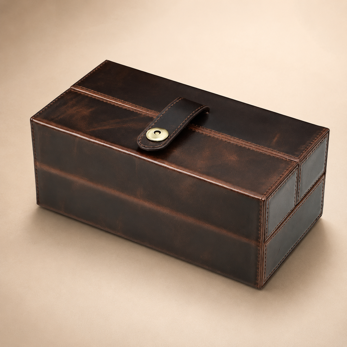 Boîte à montres de voyage en cuir marron fermée, sangle et bouton-pression