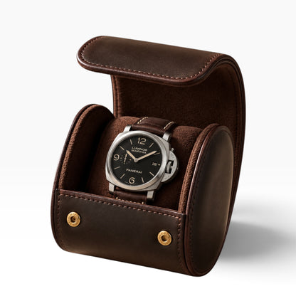 Étui à montre de voyage en cuir Crazy Horse marron, ouvert avec 1 montre, boutons-pression