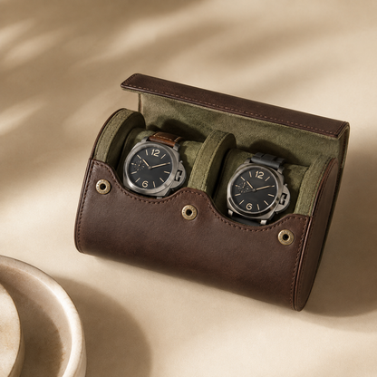 Étui à montres en cuir marron ouvert avec 2 montres différentes