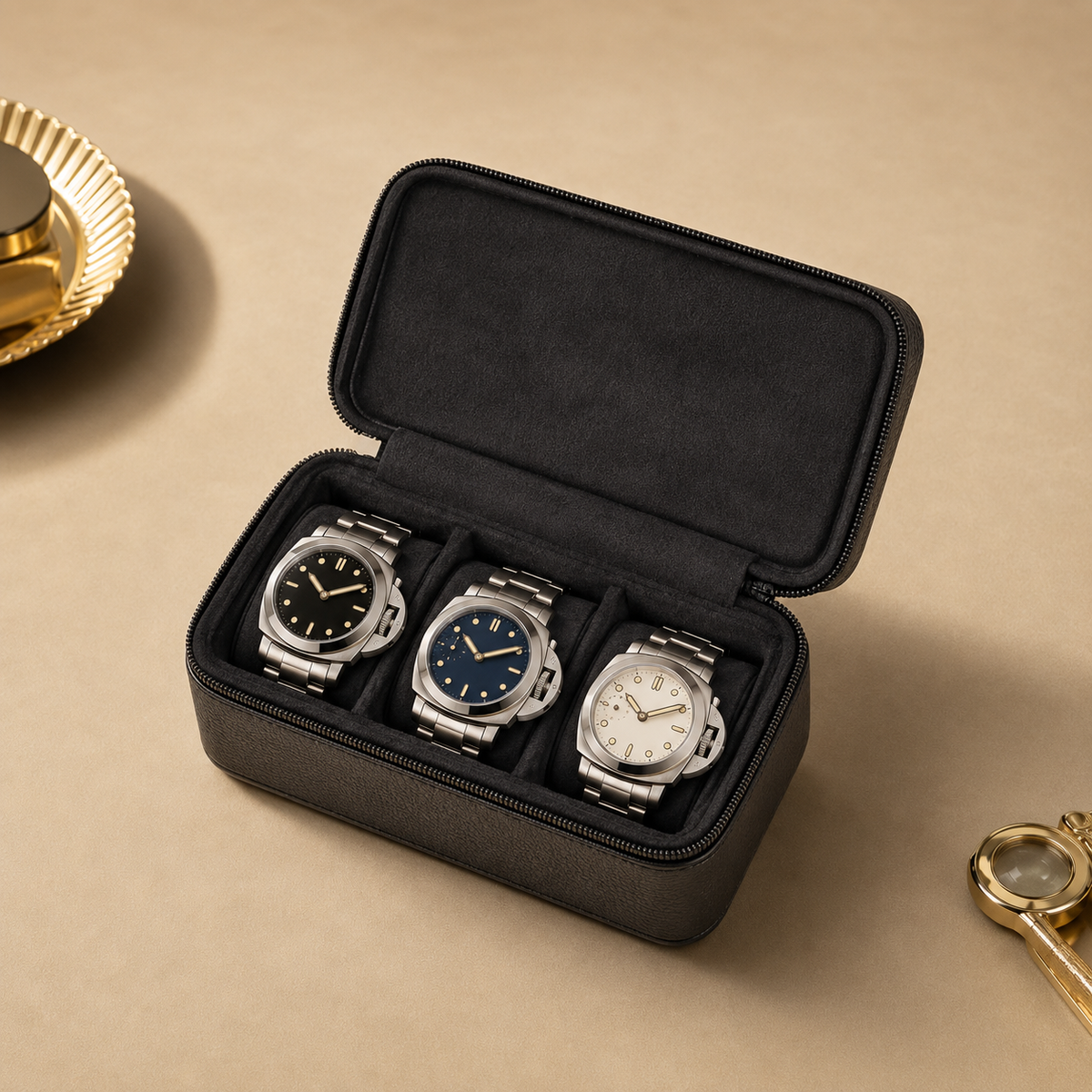 Étui à montres en cuir noir ouvert avec 3 montres, intérieur gris
