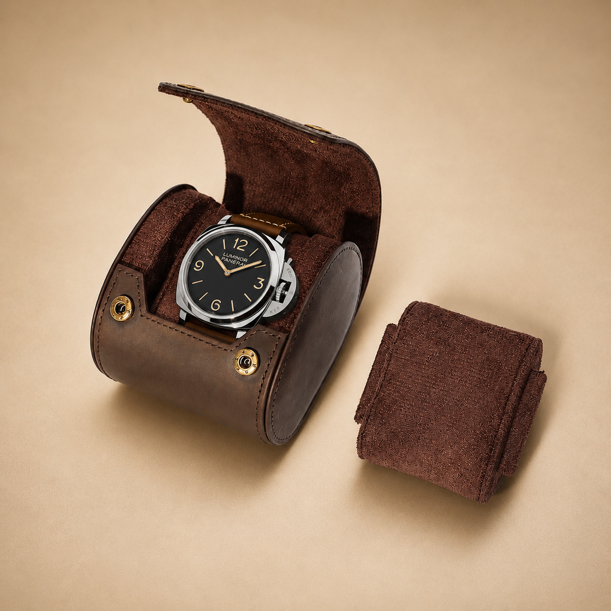 Étui à montre de voyage en cuir Crazy Horse marron, ouvert avec 1 montre et pochette microfibre
