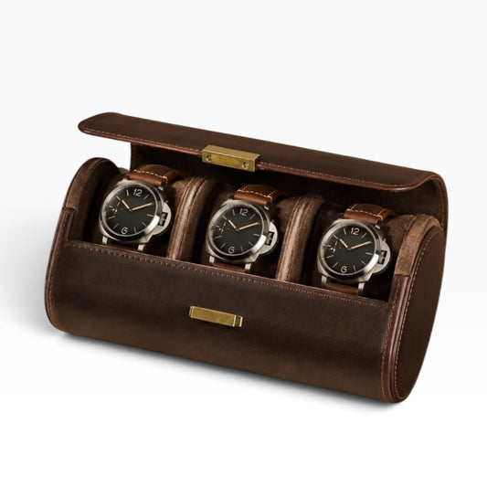 Étui roulé à montres de voyage en cuir marron ouvert avec 3 montres