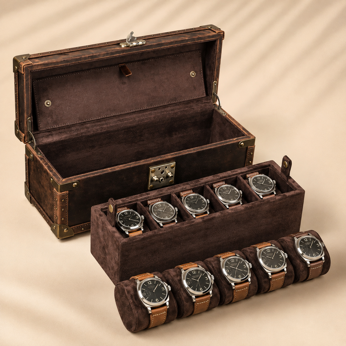 Plateau amovible avec 5 montres et 5 montres posées sur coussin devant la malle vide