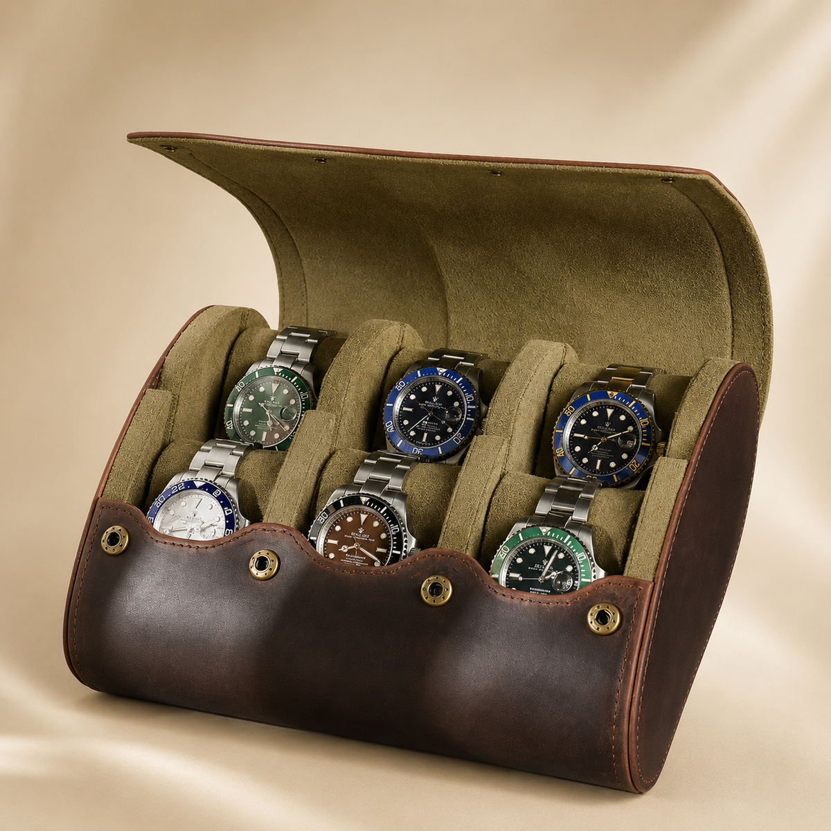 Étui à montres de voyage en cuir marron, intérieur kaki, ouvert avec 6 montres – vue 2