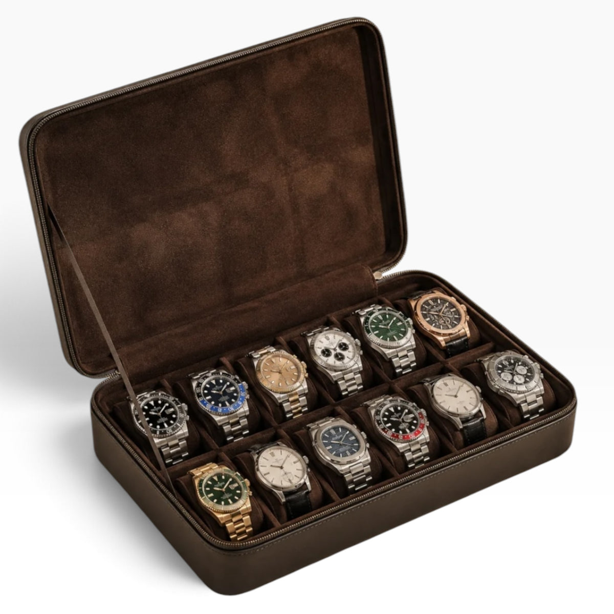 Étui à montres de voyage en cuir nubuck marron, ouvert et zippé avec 12 montres