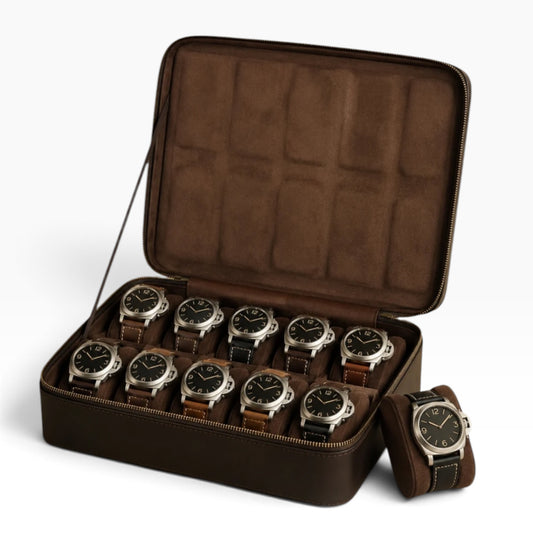 Étui à montres de voyage en cuir marron zippé ouvert avec 10 montres et 1 montre posée à côté