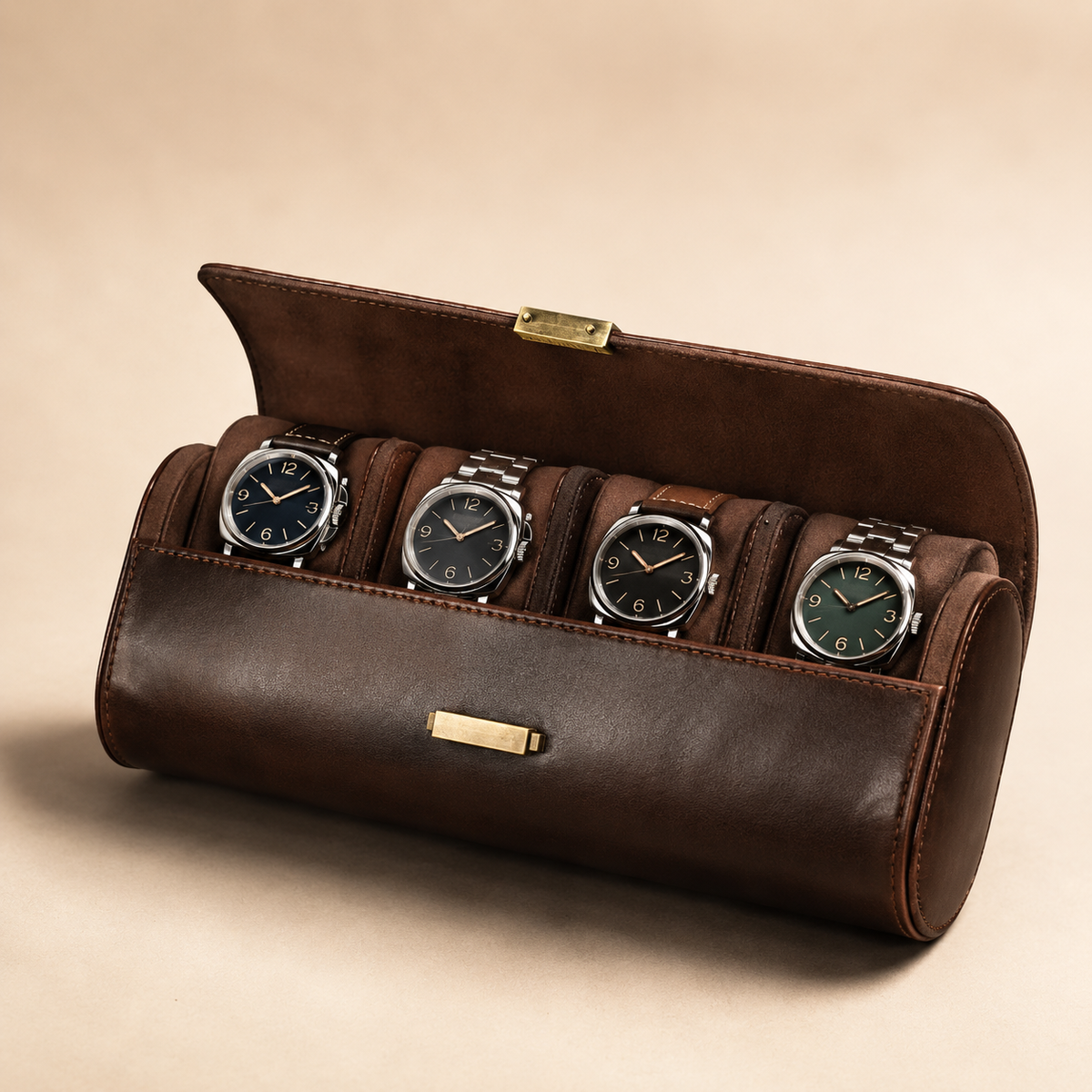 Étui roulé en cuir marron ouvert avec 4 montres, vue de face