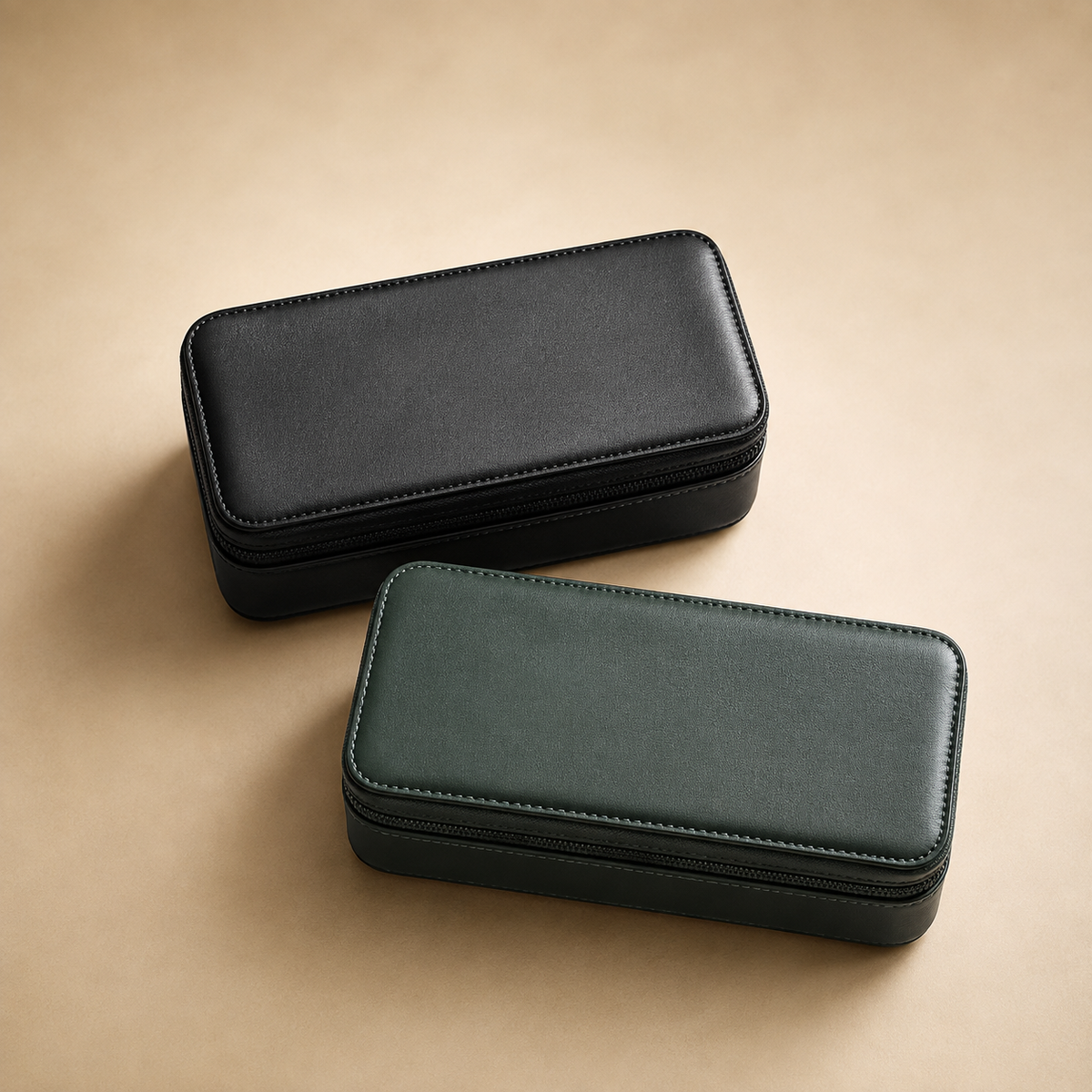 Étuis à montres en cuir noir et vert fermés, côte à côte