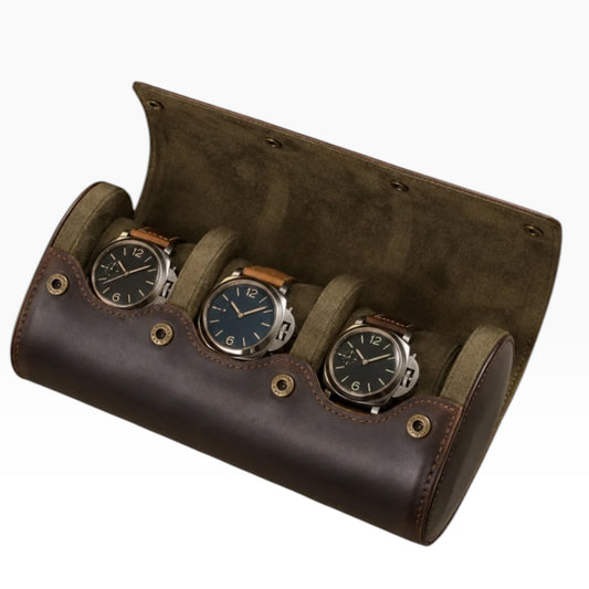 Étui à montres de voyage en cuir marron ouvert avec 3 montres, intérieur kaki