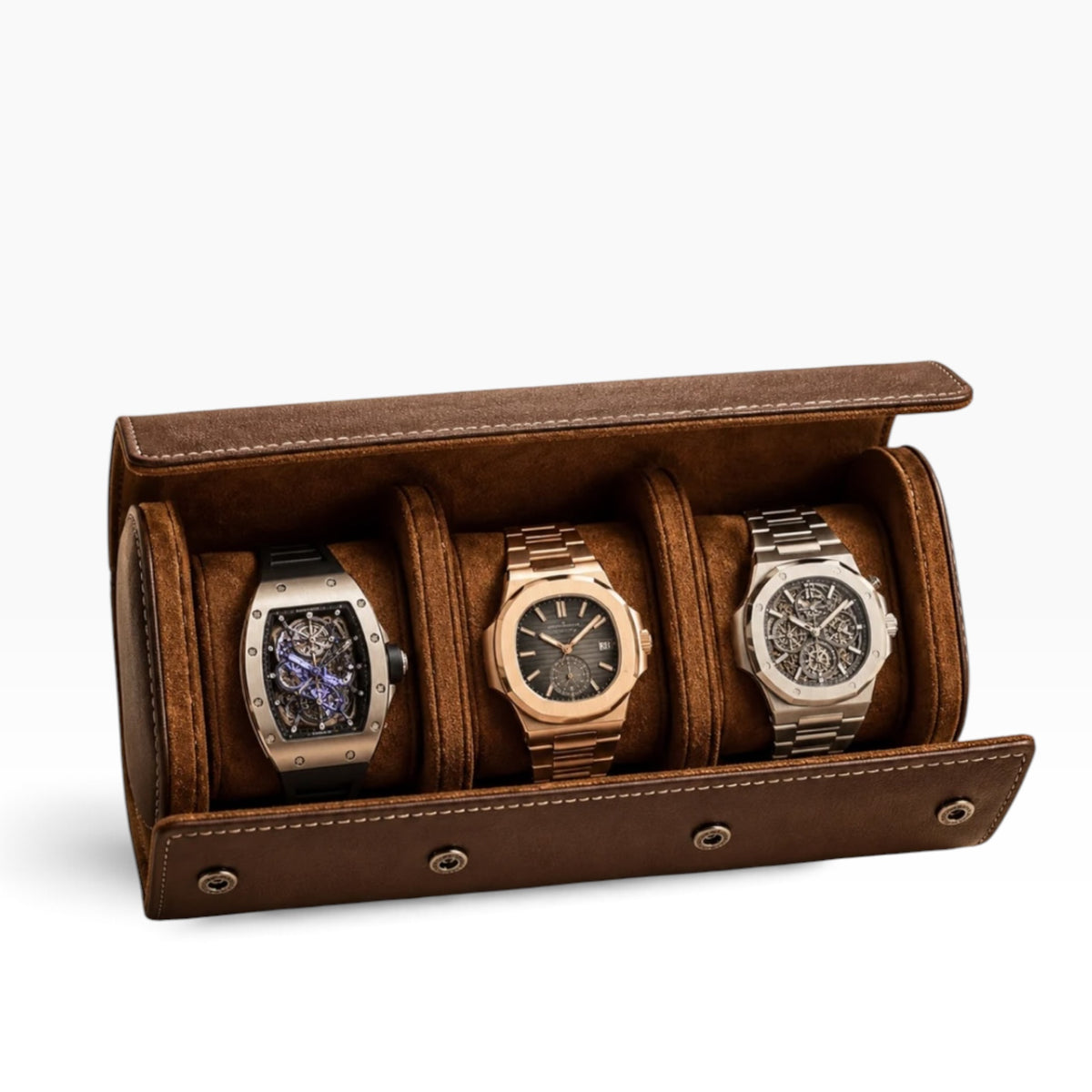 Étui à montres de voyage en cuir marron, ouvert avec 3 montres