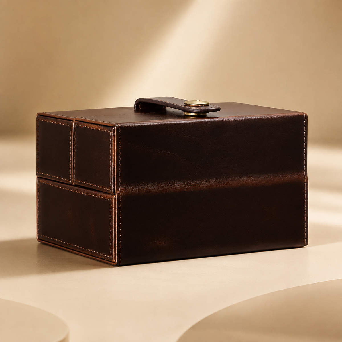Boîte à montres de voyage en cuir véritable marron fermée, sangle et bouton-pression