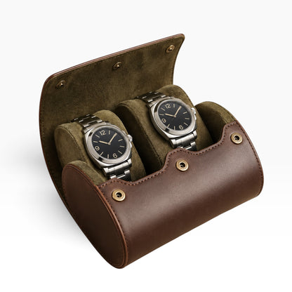Étui à montres de voyage en cuir marron ouvert avec 2 montres, intérieur kaki