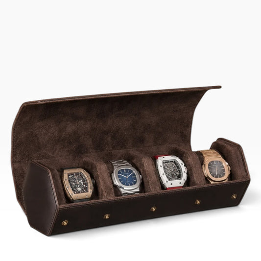 Étui à montres en cuir marron ouvert avec 4 montres