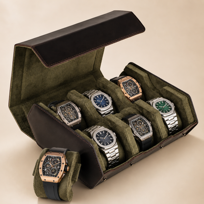 Boîte à montres en cuir véritable marron avec montres présentées, dont une sur un coussin amovible devant