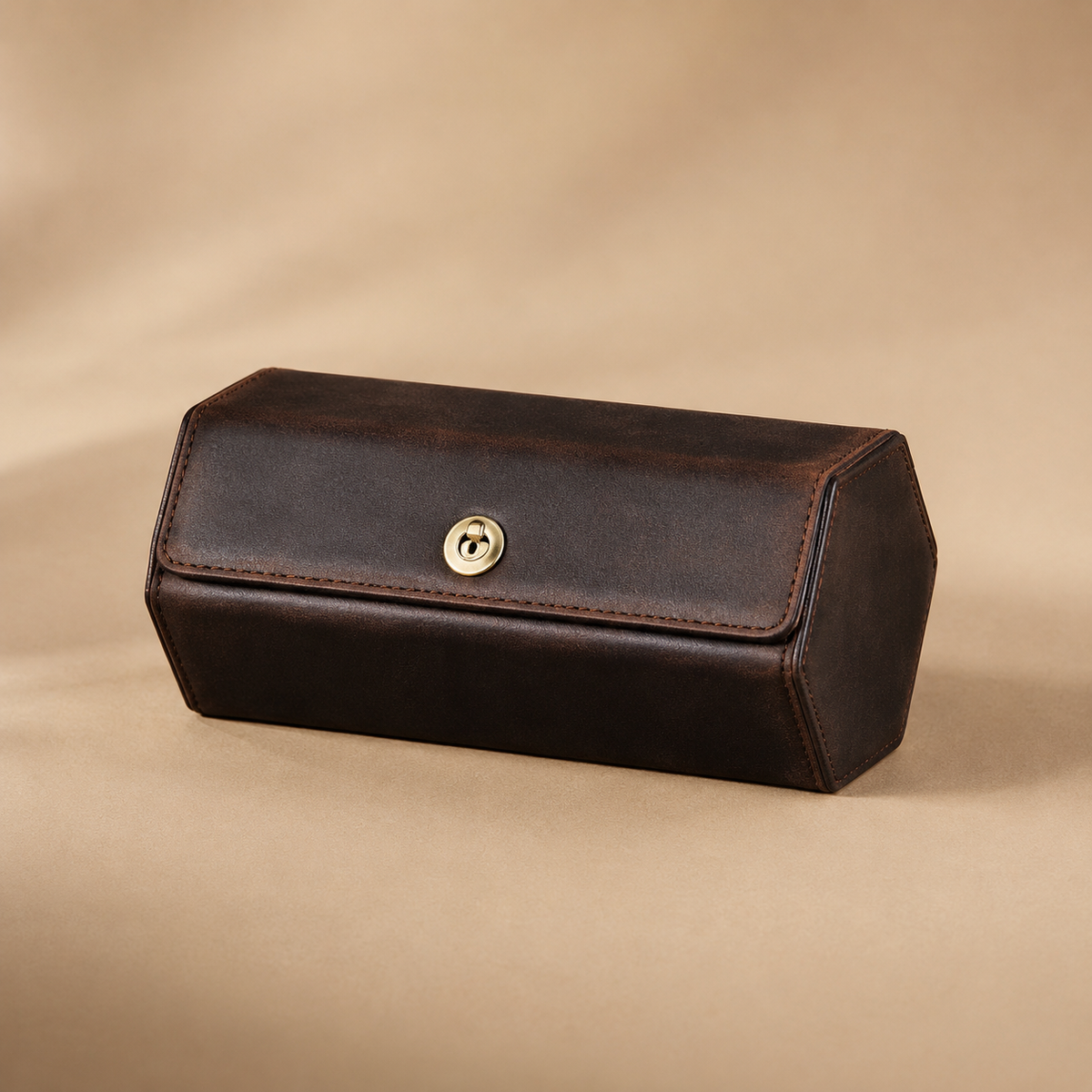 Étui à montres en cuir marron fermé, forme angulaire