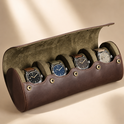 Étui de voyage à montres en cuir nubuck huilé marron, vue de face ouvert avec 4 montres