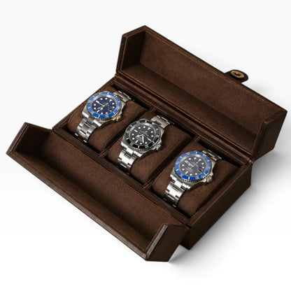 Boîte à montres de voyage en cuir marron, ouverte avec 3 montres, fermeture à bouton-pression