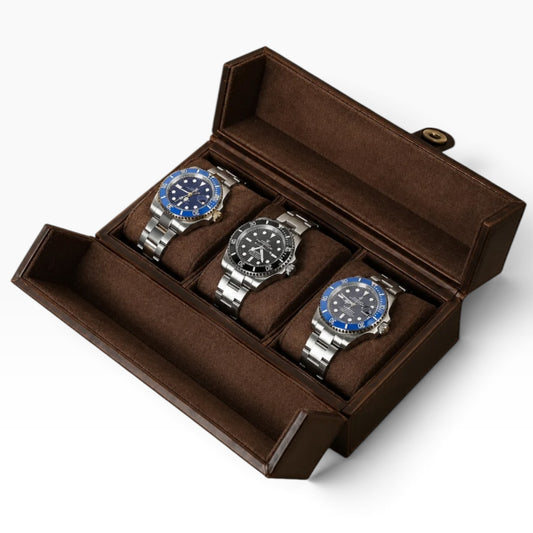Boîte à montres de voyage en cuir marron, ouverte avec 3 montres, fermeture à bouton-pression