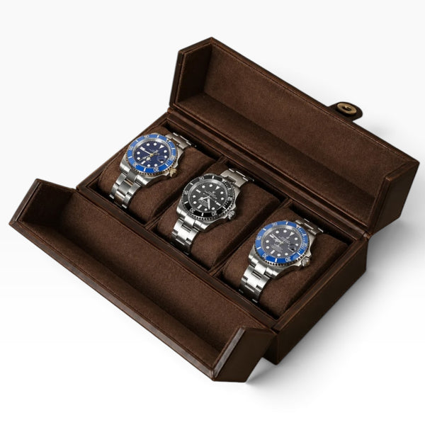 Boîte à montres de voyage en cuir marron, ouverte avec 3 montres, fermeture à bouton-pression
