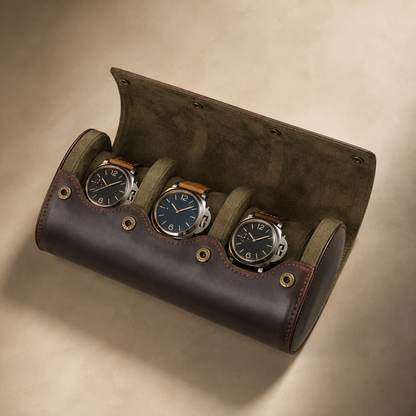 Étui à montres en cuir marron ouvert avec 3 montres, vue plongeante