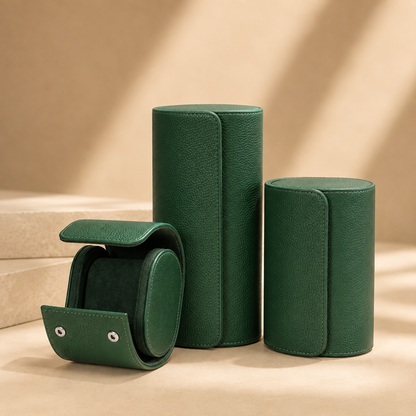 Étuis à montres en cuir vert foncé de différents formats, posés debout, sans montre