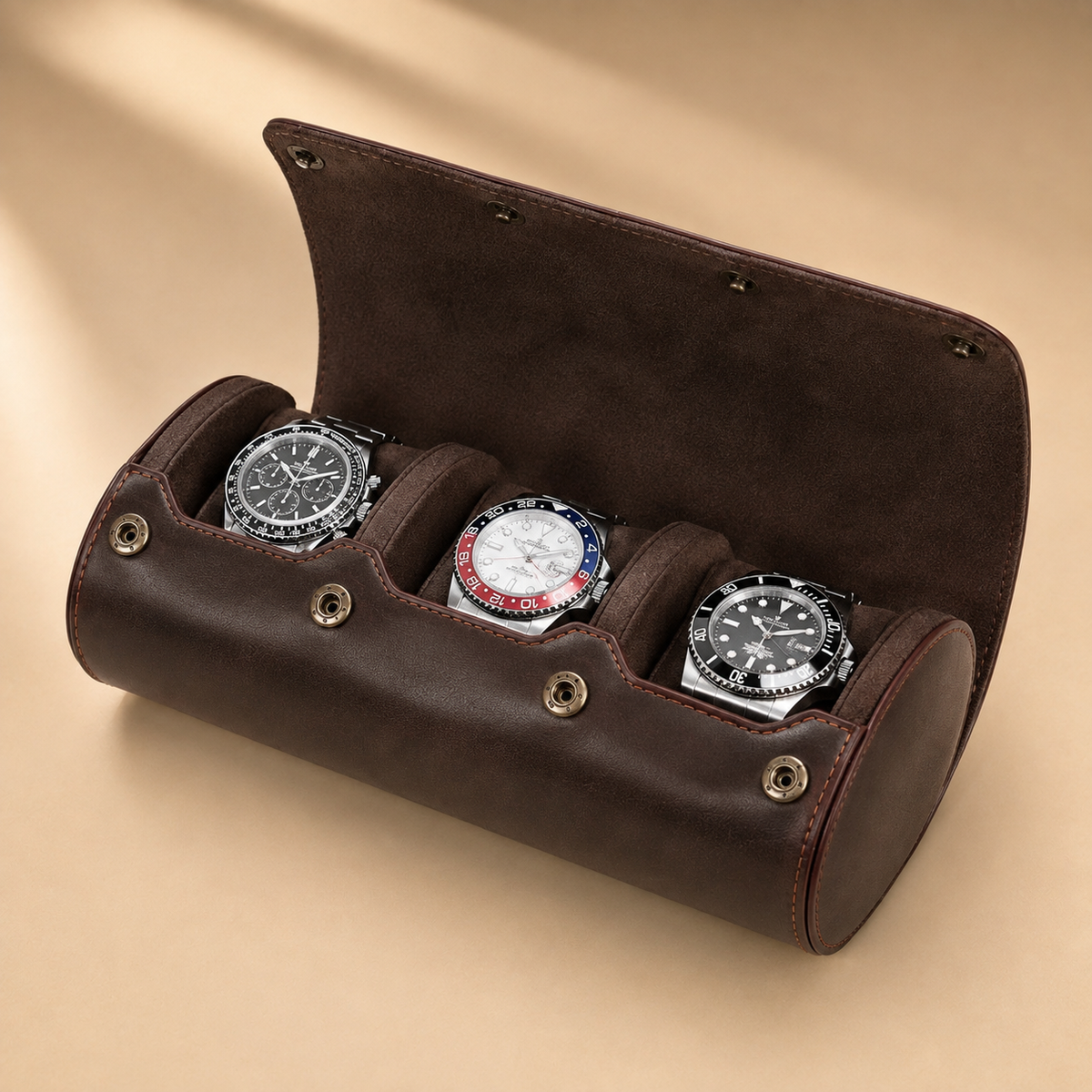 Étui à montres de voyage en cuir Crazy Horse marron, ouvert avec 3 montres – vue 2