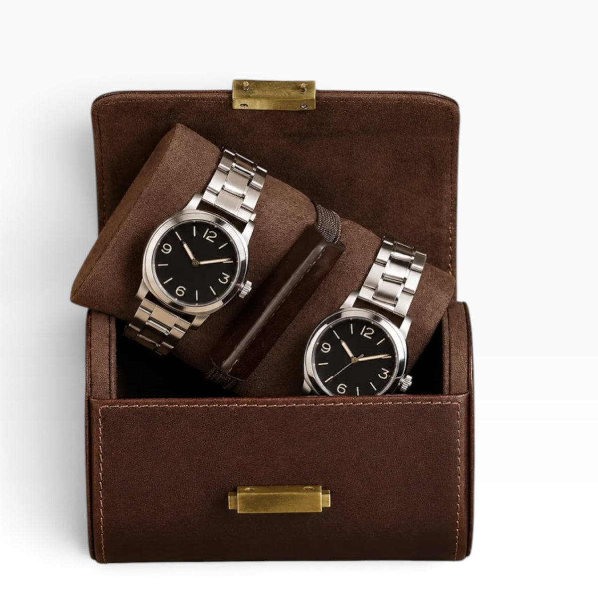 Étui de voyage à montres en cuir pleine fleur marron, ouvert avec 2 montres, fermoir métallique doré