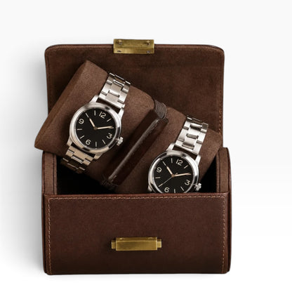 Étui de voyage à montres en cuir pleine fleur marron, ouvert avec 2 montres, fermoir métallique doré