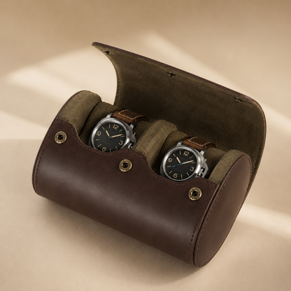 Étui à montres en cuir marron ouvert avec 2 montres, vue plongeante