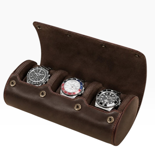 Étui à montres de voyage en cuir Crazy Horse marron, ouvert avec 3 montres