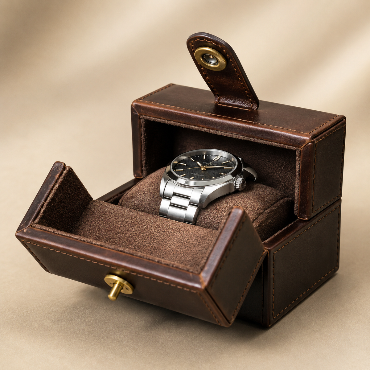 Boîte à montre de voyage en cuir véritable marron, ouverte avec 1 montre – vue 2