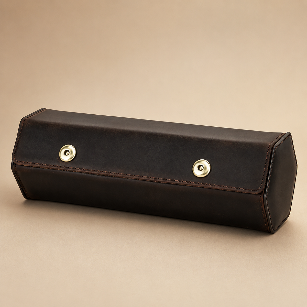 Étui de voyage à montres en cuir nubuck marron fermé, coins hexagonaux, fermetures par boutons pression