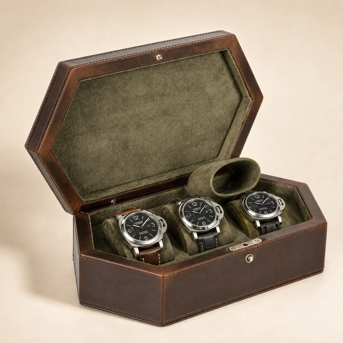 Boîte à montres en cuir marron ouverte avec 3 montres, vue d'angle