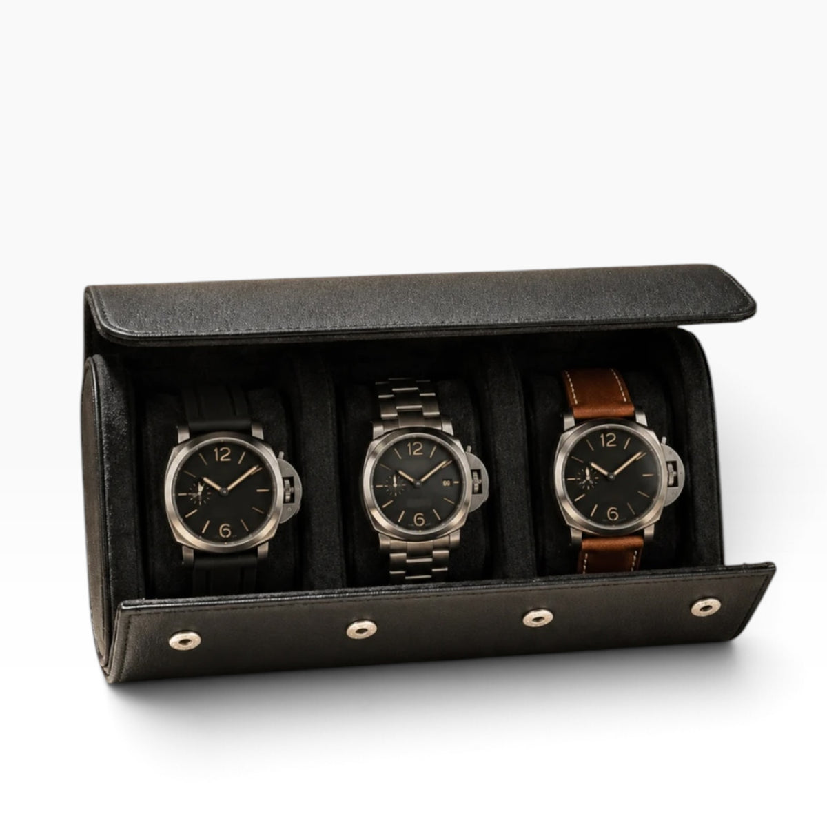 Étui à montre en cuir noir ouvert avec 3 montres