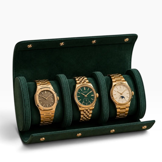 Étui à montre en cuir vert ouvert avec 3 montres