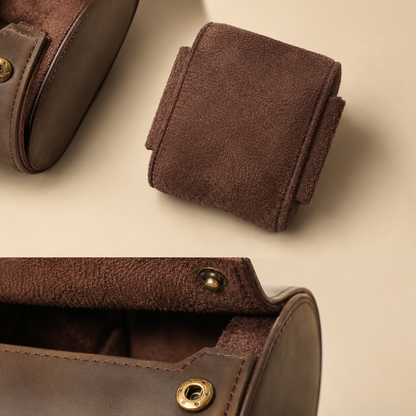 Étui à montre de voyage en cuir Crazy Horse marron, détails de la pochette microfibre et des boutons-pression