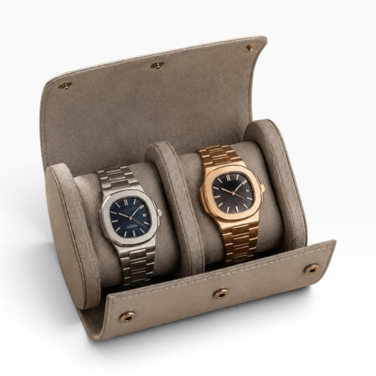 Étui à montre en cuir gris ouvert avec 2 montres