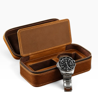 Étui de voyage zippé en cuir caramel ouvert avec 1 montre