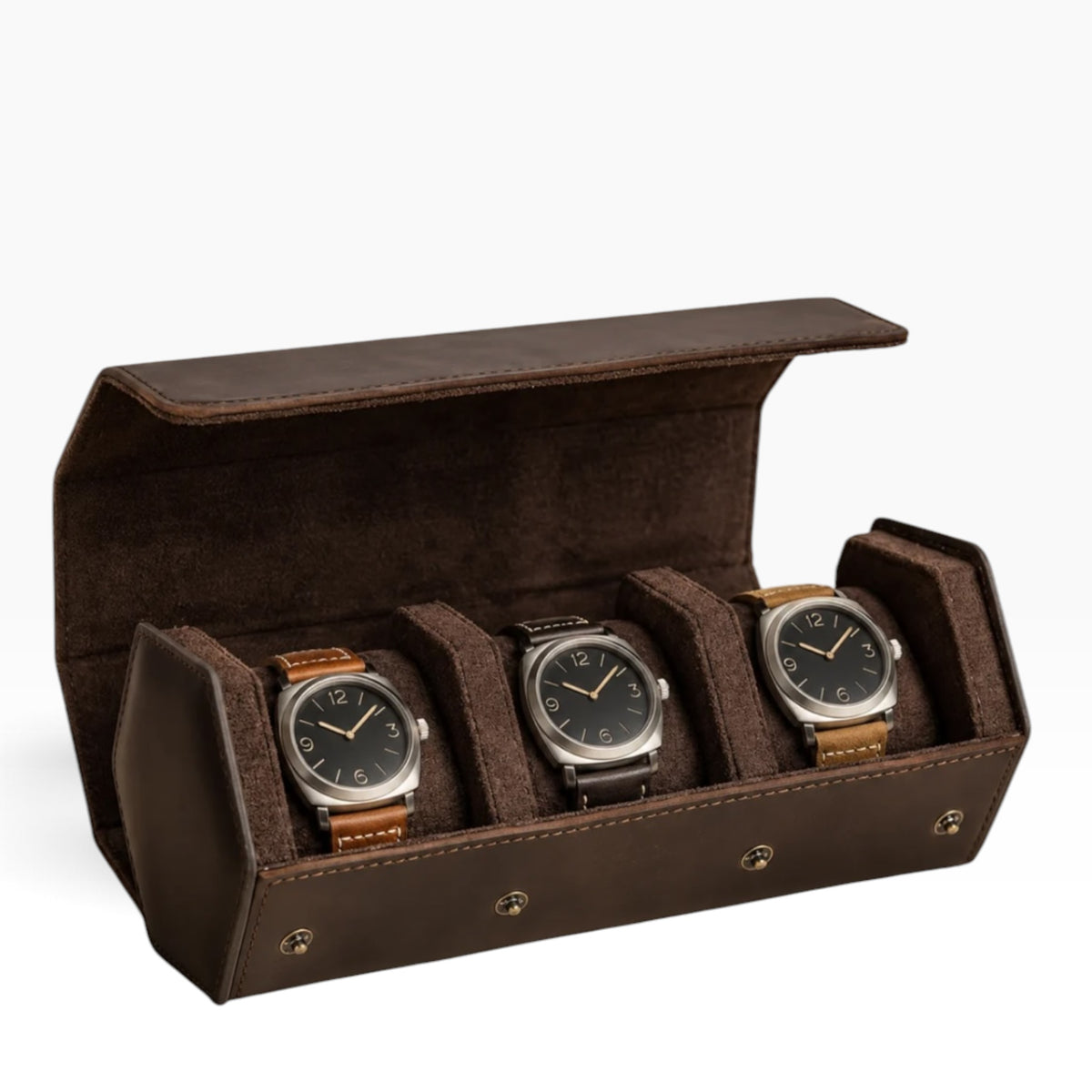 Étui de voyage à montres en cuir nubuck marron, ouvert avec 3 montres, fermeture par boutons pression