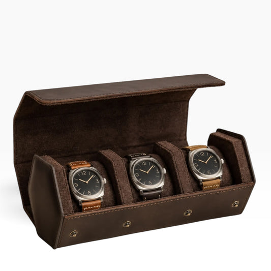 Étui de voyage à montres en cuir nubuck marron, ouvert avec 3 montres, fermeture par boutons pression