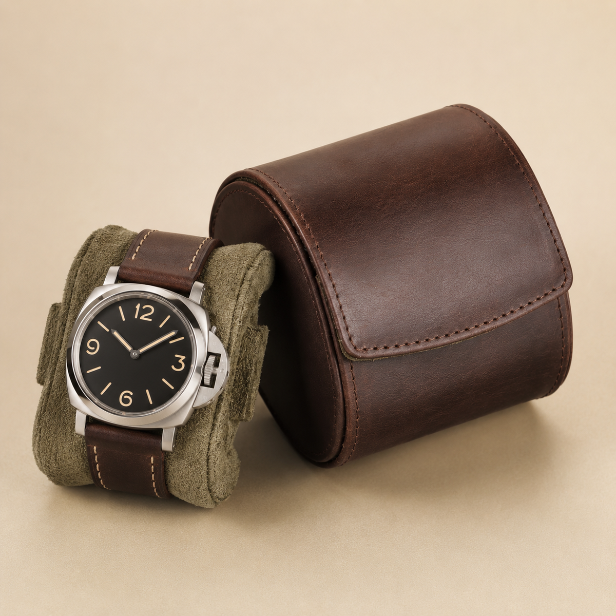 Étui à montre en cuir marron fermé, montre posée sur coussin kaki