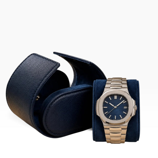 Étui à montre en cuir bleu marine ouvert avec 1 montre