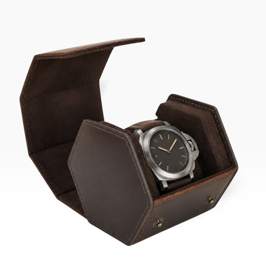 Étui à montre de voyage en cuir marron hexagonal ouvert avec 1 montre