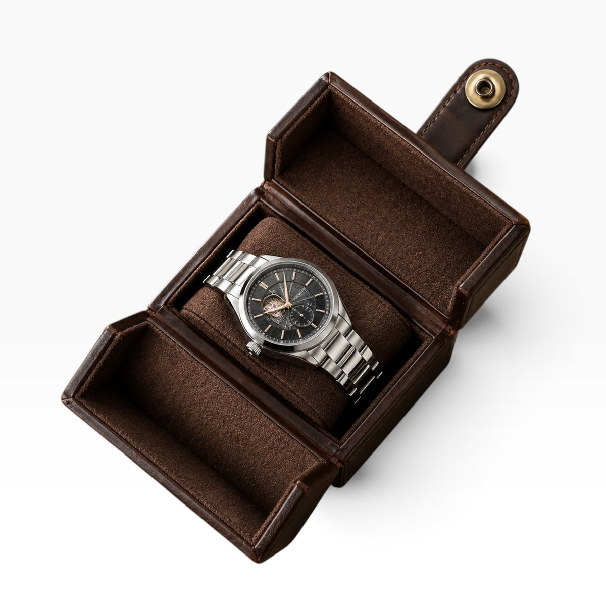 Boîte à montre de voyage en cuir véritable marron, ouverte avec 1 montre